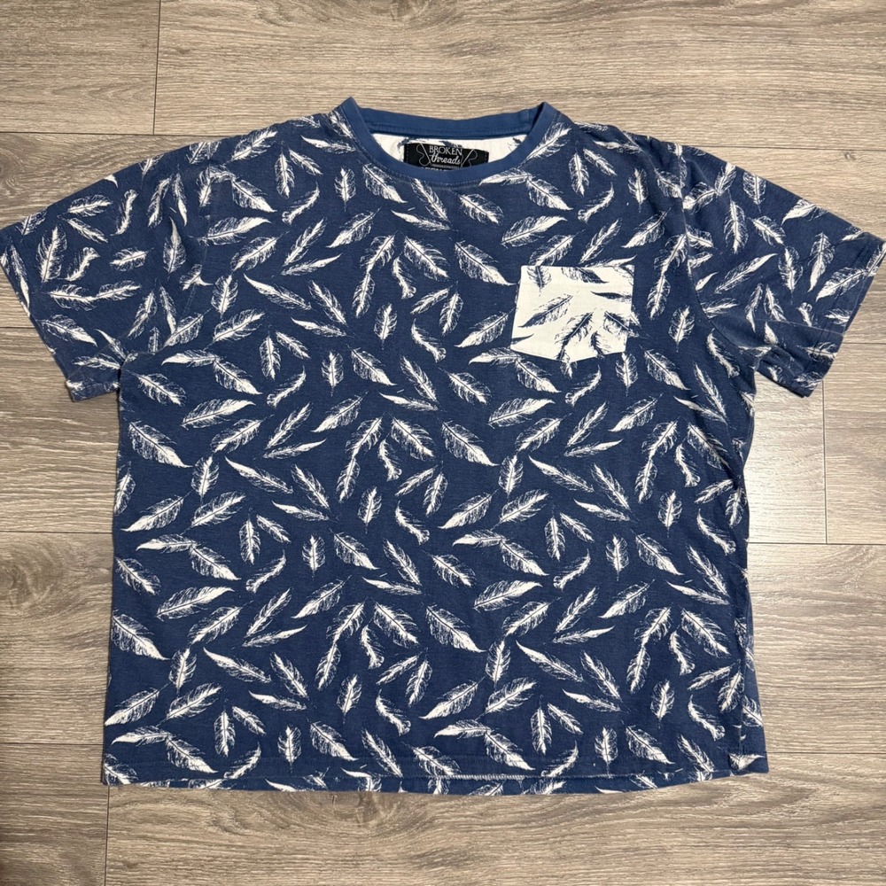 Broken Threads Mens Large‎ T-Shirt Blue White Feather Print Pocket 100% Cotton